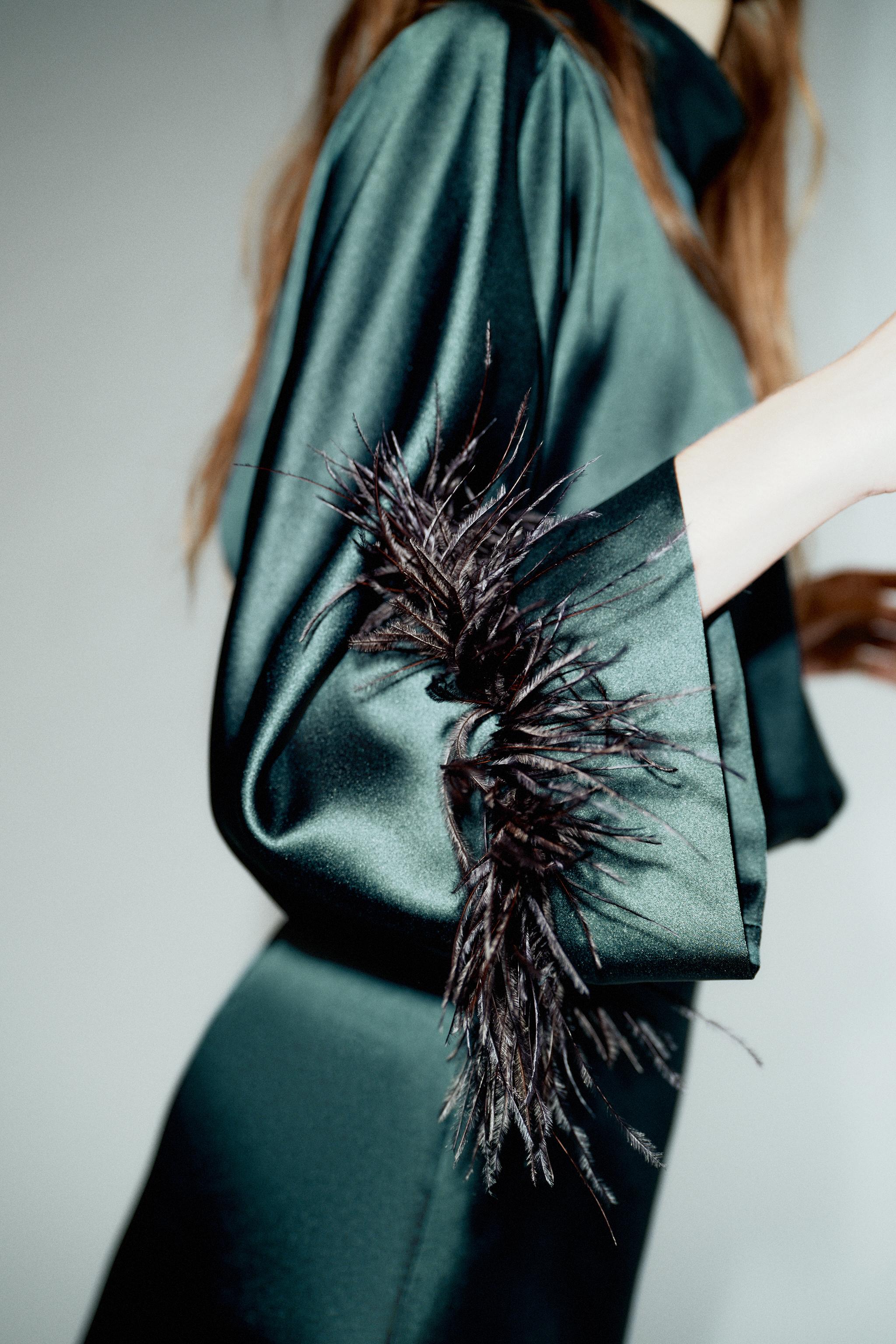 ROBE COURTE SATINÉE PLUMES